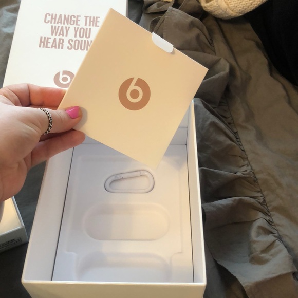 BEATS SOLO2 WIRELESS HEADPHONES - Picture 4 of 4